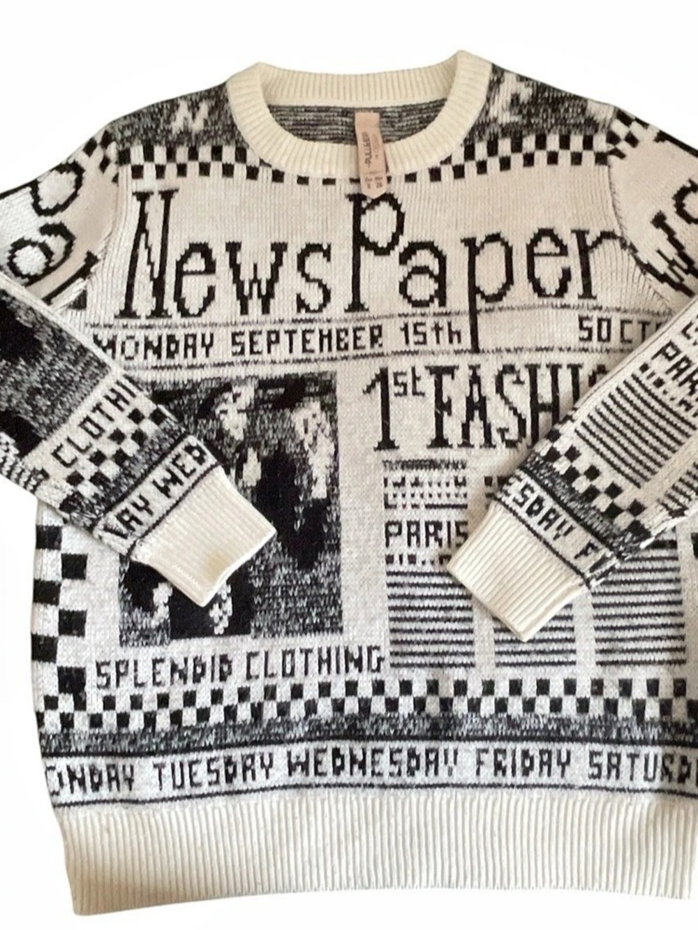Pull&Bear Newspaper Print Crewneck Sweater in White & Black Size Small